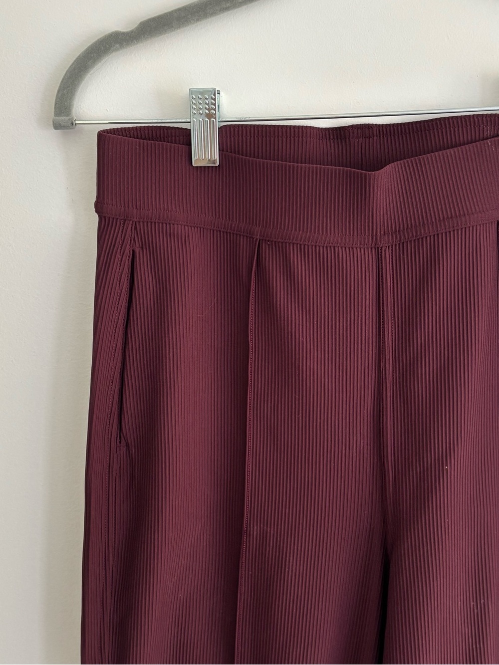 Lululemon high rise/straight leg ribbed pants in burgundy